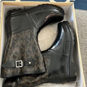 Michael Kors MK Logo Mid Rain boot - NEW Never worn, size 9M
